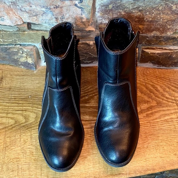 Brand (I ❤️ Comfort) heeled bootie. Size 8 - Picture 2 of 8